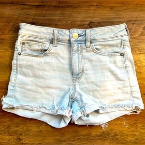 American Eagle light wash jean mom short